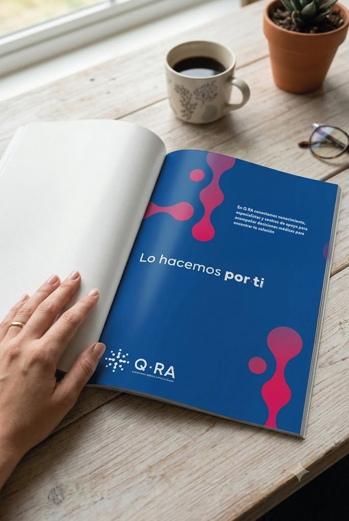 Publicación médica abierta sobre una mesa de trabajo