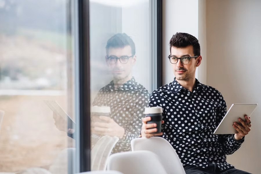 Dos profesionales conversando en un espacio de trabajo